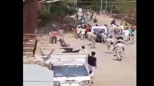 VIDEO: नमाज पढ़ रहे लोगों को पुलिस ने रोका तो कर दिया हमला, कई घायल