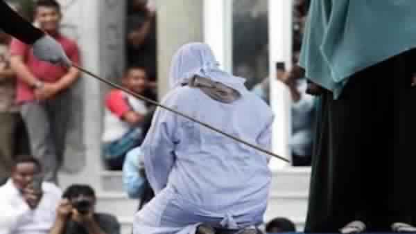 लॉकडाउन के बीच होटल के कमरे में मिला अनमैरिड कपल, बीच चौराहे पर महिला की कोड़ों से पिटाई