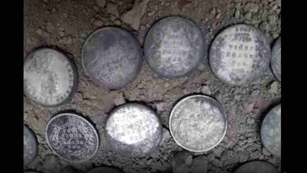 अलीगढ़: खुदाई के दौरान चांदी के सिक्कों से भरा मिला कलश और फिर..