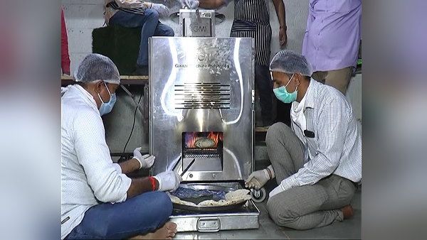 शो-रूम बंद कर 5 लाख में ली रोटी बनाने की मशीन, 8 हजार रोटियां हर रोज गरीबों को खिला रहे, VIDEO