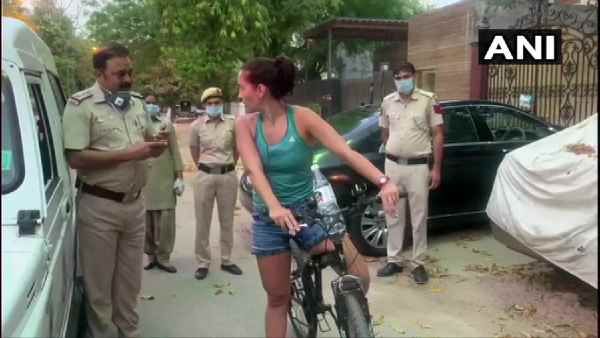 दिल्ली में पुलिस वालों से भिड़ी विदेशी महिला, मास्क के बारे में पूछने पर भड़की