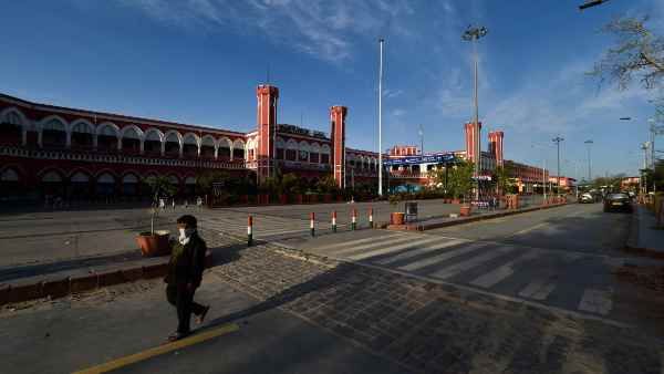 लॉकडाउन जारी रहा तो अर्थव्यस्था चौपट हो जाएगी, नामी अर्थशास्त्री का दावा