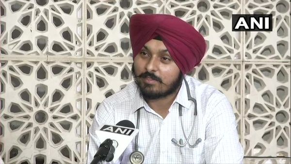 Salute to Doctors: मरीजों की जान बचाने के लिए लिए जान हथेली पर लेकर खड़े हैं डॉक्टर्स!