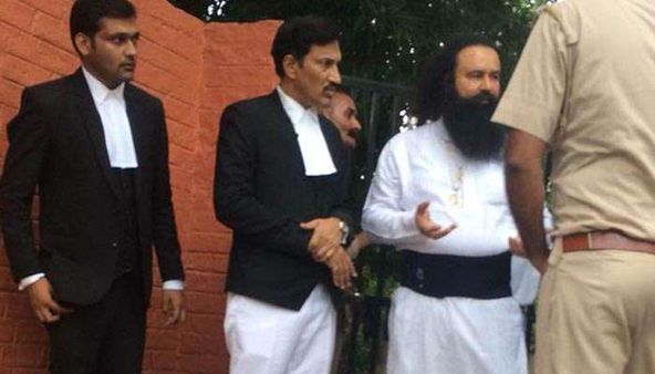 कोरोना विपदा के बीच राम रहीम ने अपनी मां से लगवाई गुहार, फिर भी खारिज हुई पैरोल अर्जी