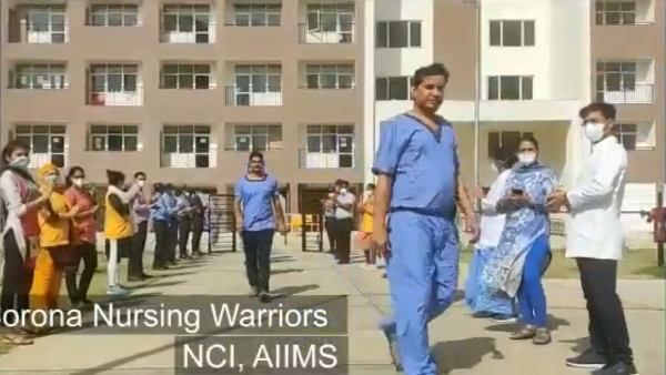 200 कोरोना मरीजों का इलाज करने वाले 30 डॉक्टरों का हुआ ऐसा अभिनंदन, देखकर आप भी हो जाएंगे भावुक