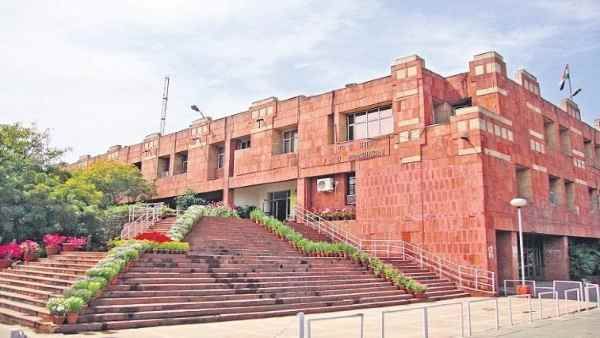 JNU के गोदावरी हॉस्टल में गिरी कमरे की छत, हादसे के वक्त रूम में सो रही थी छात्रा
