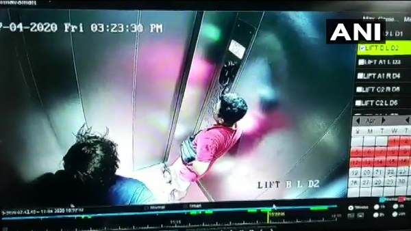 कोविड-19: लिफ्ट में थूकते हुए पकडे़ गए क्वारंटाइन किए गए दो विदेशी, CCTV में कैद हुई घटना