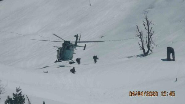 कुपवाड़ा एनकाउंटर की पहली तस्‍वीर, दूर तक बर्फ की मोटी चादर और हेलीकॉप्‍टर से कमांडोज को किया गया एयरड्रॉप