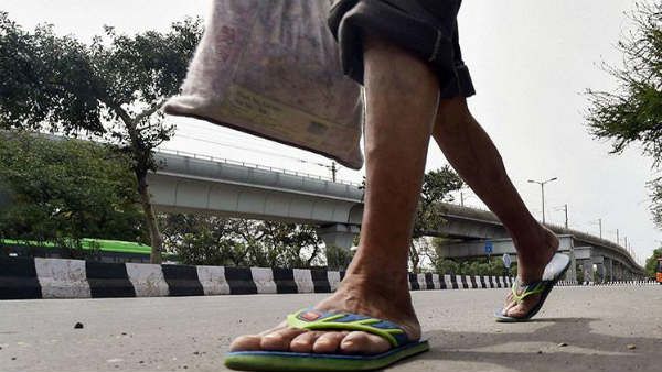 Lockdown में घरवालों से मिलने 12 दिनों में 1600 KM पैदल चलकर गांव पहुंचा मजदूर, 4 घंटे में हुई मौत