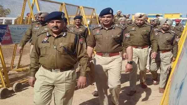 कोरोना फैलाने के लिए फेंके गए नोट, ऐसी अफवाह उड़ाने वाले तीन के खिलाफ FIR दर्ज