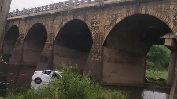 धनबादः ईद मनाकर जा रहे थे बंगाल तभी कार 40 फीट नीचे नदी में गिरी, 5 लोगों की मौके पर मौत