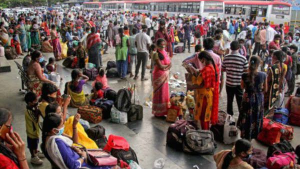 कर्नाटक में मीलों पैदल चलकर बस अड्डे पहुंच रहे लोग, फिर भी नहीं हो पा रही घर वापसी