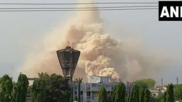 विशाखापत्तनम: HPCL प्लांट के चलते आसमान में छाया धुएं का गुबार, दशहर में लोग