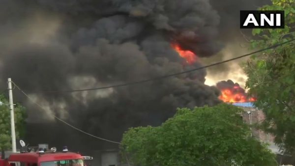 Delhi: टिकरी बॉर्डर इलाके में गोदाम में लगी भीषण आग, मौके पर दमकल की 30 गाड़ियां