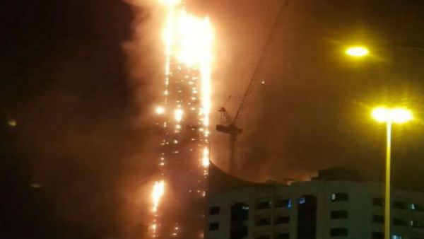 UAE: शारजाह के 47 मंजिला इमारत में लगी भीषण आग, आसमान तक पहुंचीं आग की लपटें, बचाव कार्य जारी