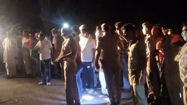 यूपी: महोबा में मजदूरों से भरा ट्रक पलटा, 3 महिलाओं की मौत, कई घायल