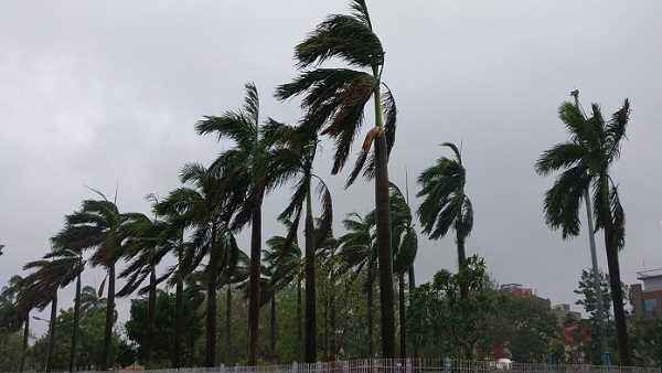 पश्चिम बंगाल में Cyclone Amphan ने किया अटैक, मौसम विभाग ने दी ये चेतावनी