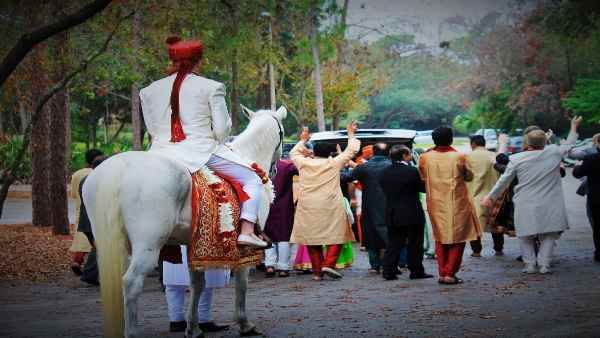 लॉकडाउन के चलते 56 दिनों बाद घर लौटी बारात, दूल्हा बोला- हम तो स्वर्ग में आ गए