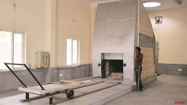 दिल्ली: एक के ऊपर एक रखे जा रहे शव, श्मशान पहुंच रहीं क्षमता से अधिक लाशें