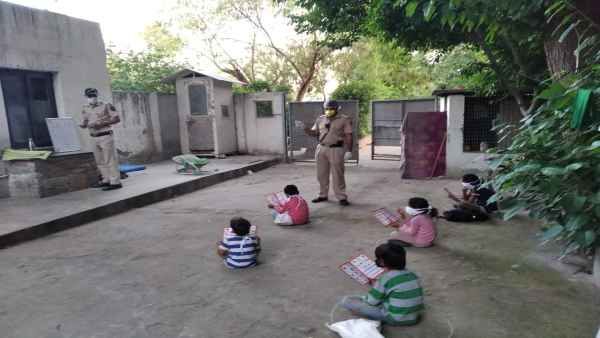 लॉकडाउन में यहां की पुलिस चला रही अनोखी पुलिस पाठशाला ताकि.....