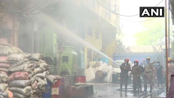 दिल्‍ली: केशवपुरम में फुटवियर फैक्‍ट्री में लगी भीषण आग, दमकल की 23 गाड़ियां मौके पर