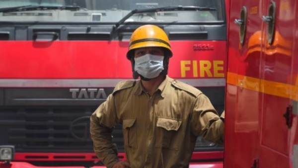 दिल्ली के आनंद विहार की आवासीय इमारत में लगी आग, दमकल की 7 गाड़ियां पहुंची