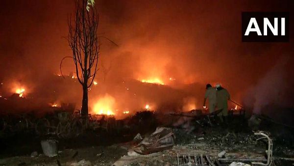 Delhi: तुगलकाबाद में लगी भीषण आग, दमकल की 30 गाड़ियों ने बुझाया