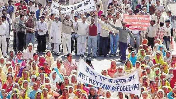 J&K:7 दशक बाद डोमिसाइल रूल बदलने से 2 लाख पाकिस्तानी शरणार्थियों-दलितों की बदल गई जिंदगी