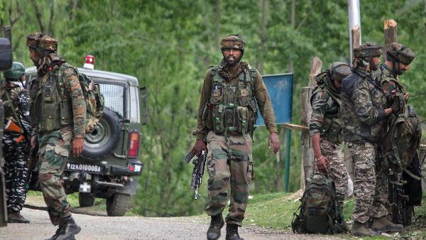 सुरक्षाबलों ने गिरफ्तार किए हिजबुल के आतंकी, बड़ी मात्रा में हथियार बरामद