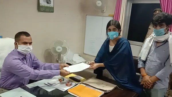 जेल में बंद कुलदीप सेंगर की बेटी ने अलका लांबा के खिलाफ दर्ज कराई FIR, जानें क्या है मामला