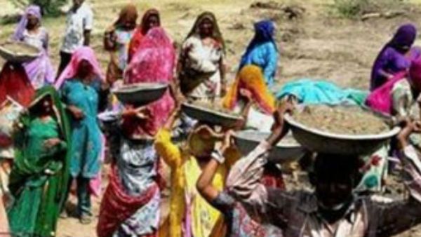 वित्त मंत्री सीतारमण का ऐलान- प्रवासी मजदूरों को मनरेगा में मिलेगा काम, मिलेगी 202 रुपये की मजदूरी