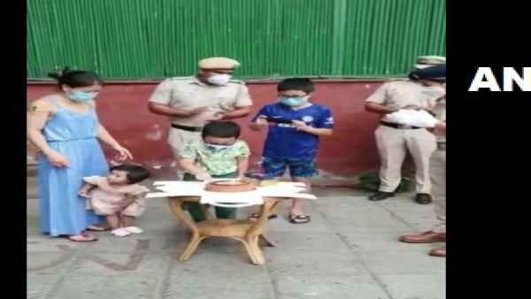 मैरी कॉम के मासूम बेटे के लिए केक लेकर पहुंची दिल्ली पुलिस, वर्ल्ड चैंपियन ने कहा....आई सैल्यूट यू