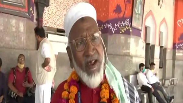 कुली मुजीबुल्लाह: चारबाग स्टेशन पर प्रवासियों को दे रहे फ्री सेवा, 80 की उम्र में उठा सकते हैं 50 किलो सामान