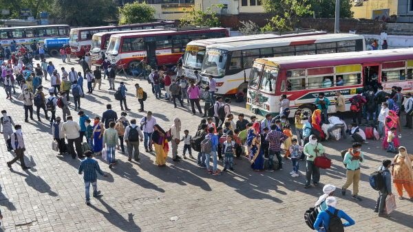 योगी सरकार का बड़ा फैसला, 12000 बसों से वापस लाए जाएंगे प्रवासी मजदूर