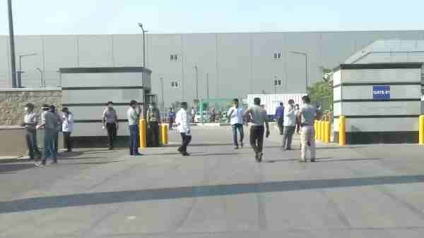 सैमसंग की नोएडा फैक्ट्री में आज से सीमित कामकाज शुरू