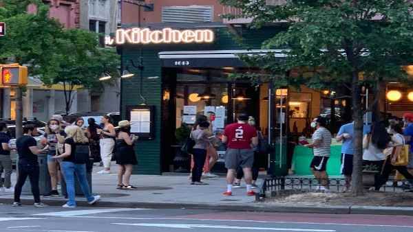 Lockdown: ये अमेरिकी तो बड़े लापरवाह निकले, मौत सामने है और मस्ती सूझ रही है!