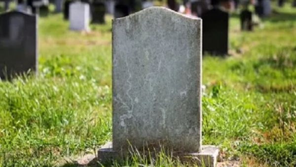 6 कब्रिस्तानों ने किया मना तो शव दफनाने के लिए हिंदुओं ने दी जमीन, कोरोना के डर से अपनों ने ही छोड़ा साथ