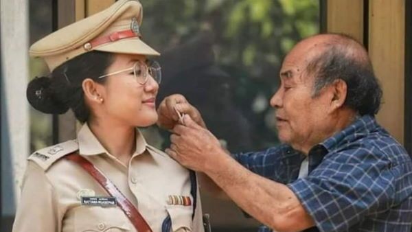 DSP बेटी की खाकी वर्दी पर लगे स्टार को निहारता रहा पिता, भावुक कर देगी तस्वीर