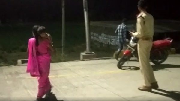 शर्मनाक: चार घंटे तक मजदूर का शव सड़क किनारे पड़ा रहा, बच्चे को गोद में लिए बिलखती रही पत्नी