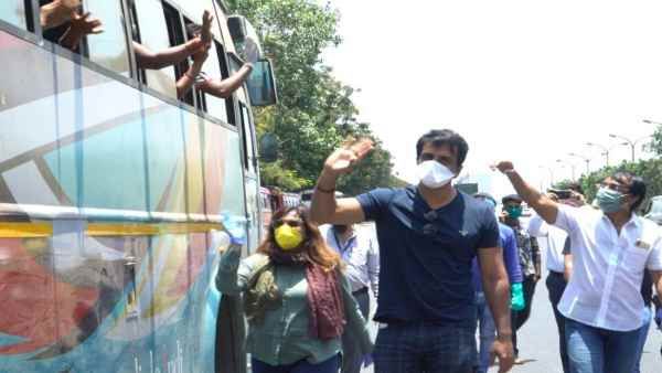 सोनू सूद को मजदूरों ने जताया आभार तो ऐक्टर ने कहा.....बोला था ना कल मां के हाथ का खाना खाओगे