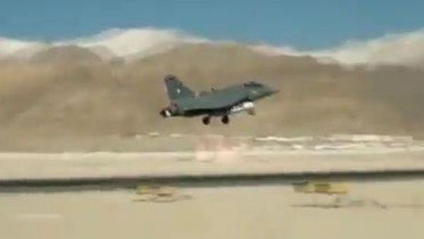 चीन बॉर्डर के करीब उड़ान भरते IAF के फाइटर जेट तेजस का वायरल वीडियो, जानें सारा माजरा