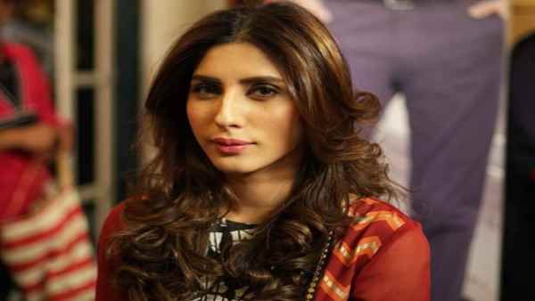 पाकिस्तानी ऐक्ट्रेस उजमा खान के साथ छेड़छाड़ और मारपीट पर मचा है बवाल