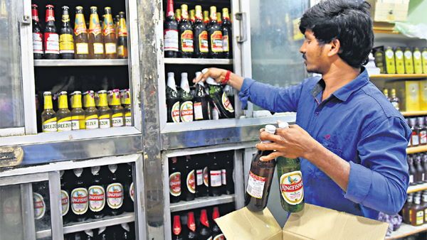 अब यूपी के शॉपिंग मॉल्स से भी खरीद सकेंगे शराब और बियर, योगी सरकार ने दी इजाजत