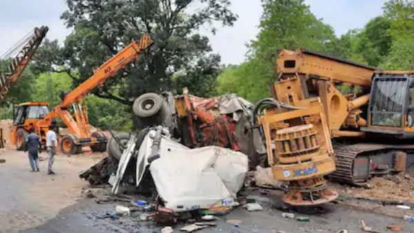 झारखंडः टेलर ने दो ट्रैक्टरों में मारी टक्कर, 3 लोगों की मौत