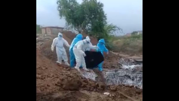कर्नाटक: कोरोना शवों के साथ अमानवीयता के वीडियो पर बल्लारी के DM ने दी सफाई, जांच शुरू
