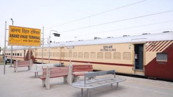 कोरोना वायरसः दिल्ली में कोरोना मरीज़ों के इंतज़ार में क्यों खड़े हैं रेलवे के आइसोलेशन कोच