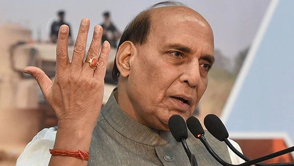 राहुल पर तंज कसने के चक्कर में राजनाथ से हुई बड़ी गलती, गालिब का शेर बताकर किया....