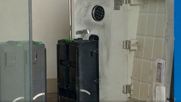 रात 2 बजे ATM में घुसे चोर ने 5 मिनट में उड़ाए साढ़े 6 लाख रुपए, सीसीटीवी कैमरे में कैद हुई घटना