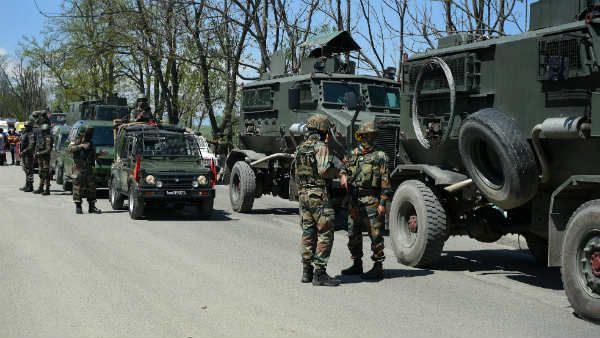 Jammu Kashmir: श्रीनगर में सेना को सड़क पर मिली बम जैसी दिखने वाली चीज, ट्रैफिक रुका