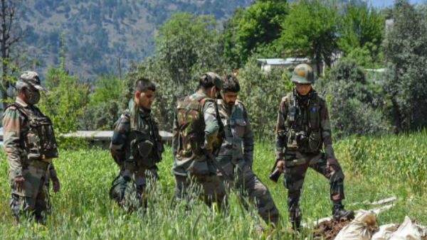 कश्मीर: सेना को बड़ी कामयाबी, आतंकियों के लिए रेकी करने वाले 4 मददगार गिरफ्तार